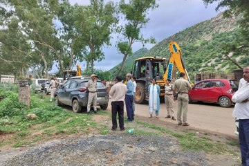 सिलीसेढ़ में अवैध होटल-रेस्टोरेंट पर चला बुलडोजर, भारी पुलिस फोर्स मौके पर मौजूद