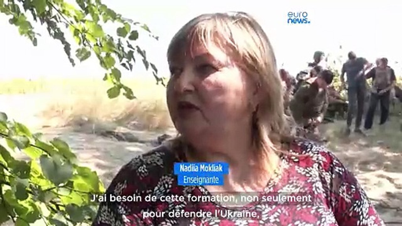 Ukraine : dans la région de Kharkiv, des civils suivent une formation militaire
