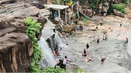 Satna News: सेल्फी के चक्कर में फिसला पैर, जंगल के झरने में बह गए 5 युवक, दो की मौत