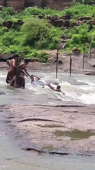 रील बनाते मेनाल में बहा युवक, दूसरे दिन भी तलाश जारी
