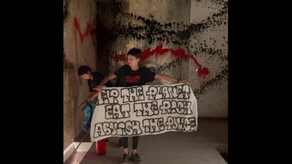 Activistas de Futuro Vegetal han teñido de rojo y negro la mansión de Messi