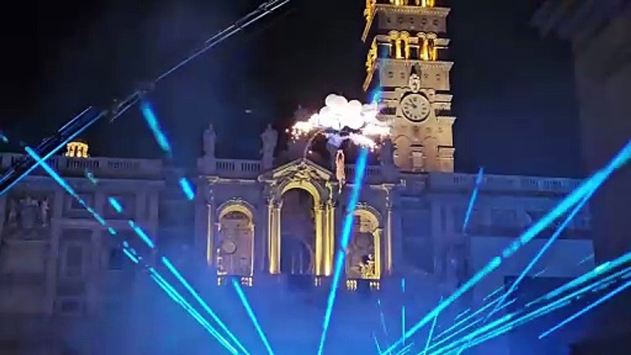 Il Miracolo della Neve a Roma: il suggestivo volo dell'«angelo» tra i fiocchi