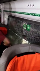Los pasajeros revientan la ventana de un tren Avlo