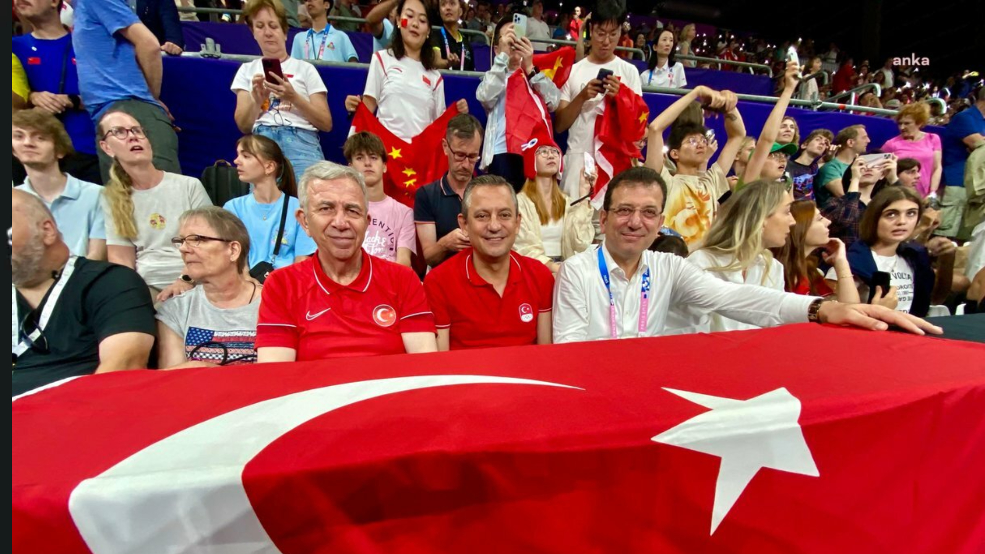 Paris'te büyük buluşma... CHP Genel Başkanı Özel, İBB Başkanı İmamoğlu ve  ABB Başkanı Yavaş, Kadın Voleybol Milli Takımı maçını birlikte izledi