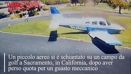 Aereo si schianta su un campo da golf e sfiora un giocatore: le incredibili immagini delle telecamere di sicurezza