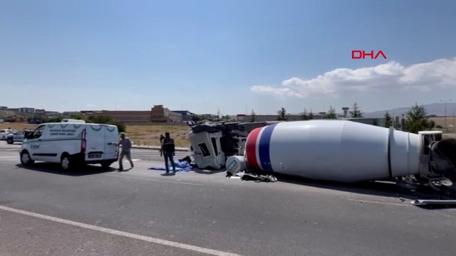 Kayseri'de beton mikseri devrildi; sürücü öldü