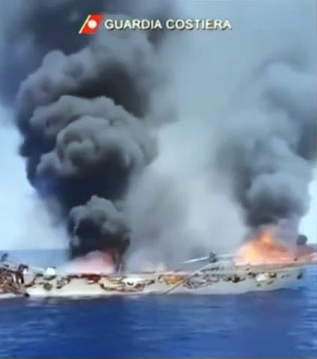 Barca prende fuoco in Cillento