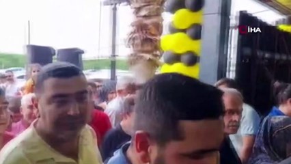 Market açılışında ucuz ürün kavgası! Tekme tokat birbirlerine girdiler