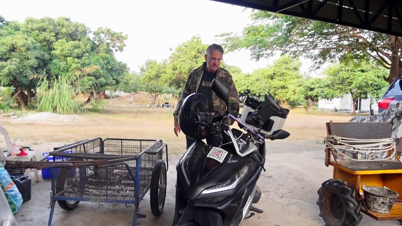 Ein zauberhaftes Tal in Norden Thailands. Ein „Baumparkplatz, eine Dreschmaschine & Drohnenflug.