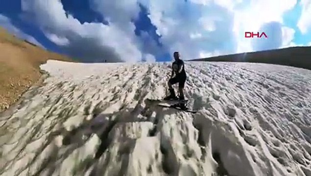 Görüntüler Türkiye'den... Ağustos ayında kayak ve snowboard keyfi
