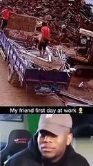 ایسے بھی لوگ ہوتے ہیں پہلے دن کام کرتے ہوئے