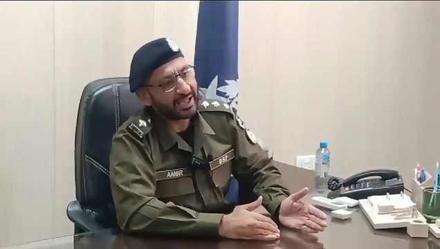 لوگ پولیس سے نفرت کیوں کرتے ھیں کرپشن کون روکے گا گجرات یونیورسٹی طلبا کا DSP عامر شیرازی سے ٹاکرا
