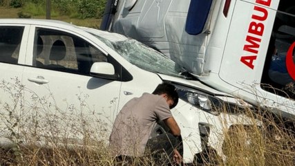 İstanbul'da ambulans otomobilin üzerine devrildi