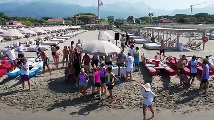 Descargar video: Palio dei Bagni di Forte dei Marmi: la gara vista dal drone