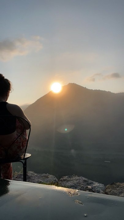 Watch the sun rise with me 