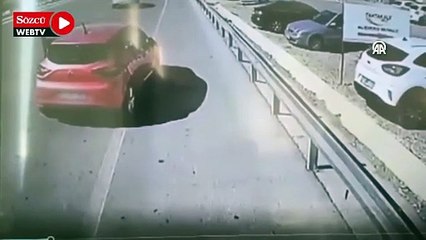 Trafikte halk otobüsü şoförüyle tartışan otomobilin sürücüsü anahtarı alıp kaçtı
