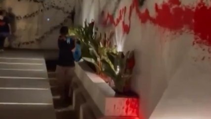 Messi, la casa di Ibiza vandalizzata dagli attivisti