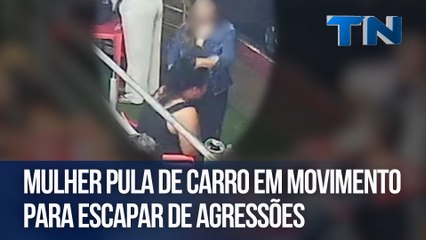 Mulher pula de carro em movimento para escapar de agressões