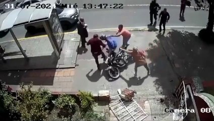 Motociclistas tras darse a la fuga por robo sufren aparatoso accidente y todo queda en vídeo