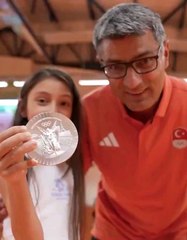 یوسف دیکیچ اپنی بیٹی کے ساتھ