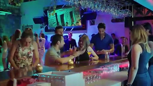 CON OLOR A FRESAS Capítulo 8 Español HD Demet Ozdemir. Yusuf Çim