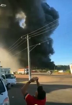 Incêndio de grandes proporções atinge fábrica de colchões em Maracanaú