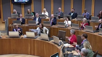 Eluned Morgan toma posse como primeira mulher a governar o País de Gales