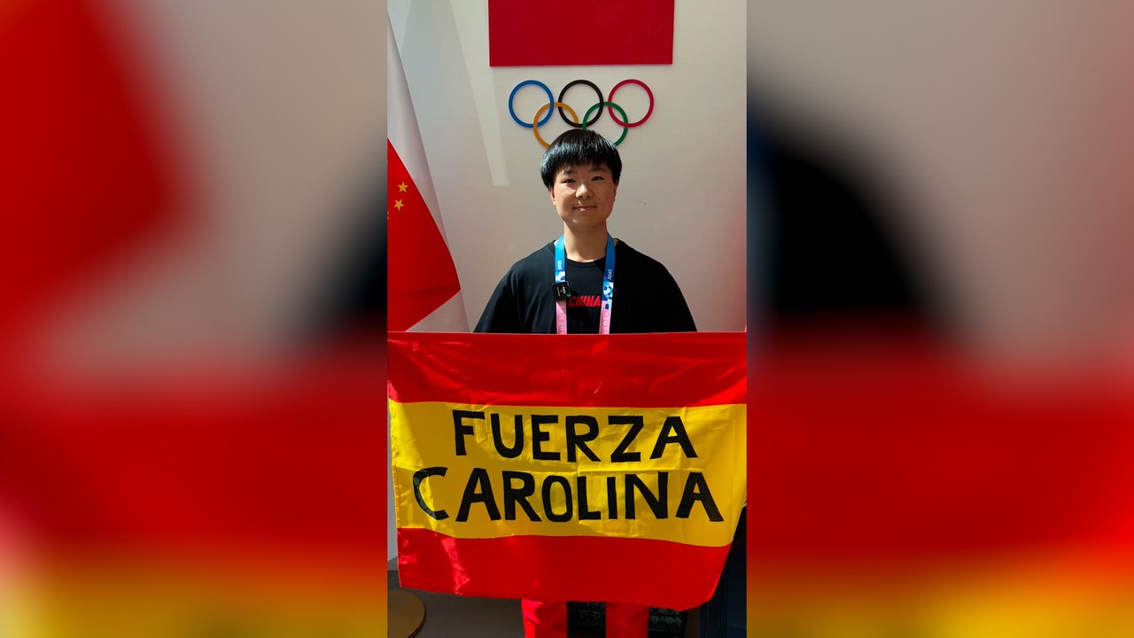 Las emotivas palabras de He Bing Jiao a Carolina Marín tras homenajearla en el podio