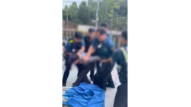 [단독] 경찰관 뺨 때린 80대 경기도의사회 회원 현행범 체포 / YTN