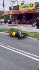 Download Video: Un motociclista murió tras chocar contra un camión en los cruces de Mariano Otero y Las Torres, en Zapopan