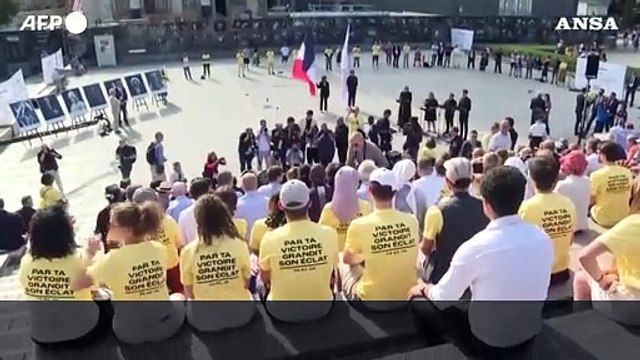 Parigi 2024, incontro interreligioso davanti alla cattedrale di Notre-Dame