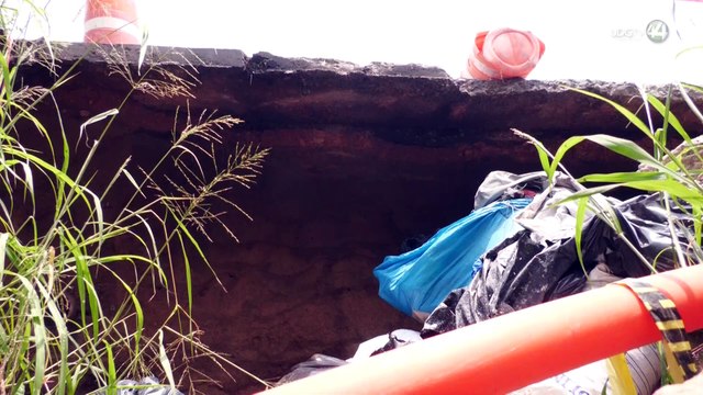 Socavón rebelde se forma en banqueta y pone en riesgo a peatones y autos