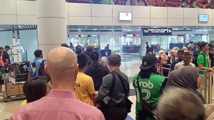 民众热烈迎接健儿归国，KLIA现场欢腾🎉