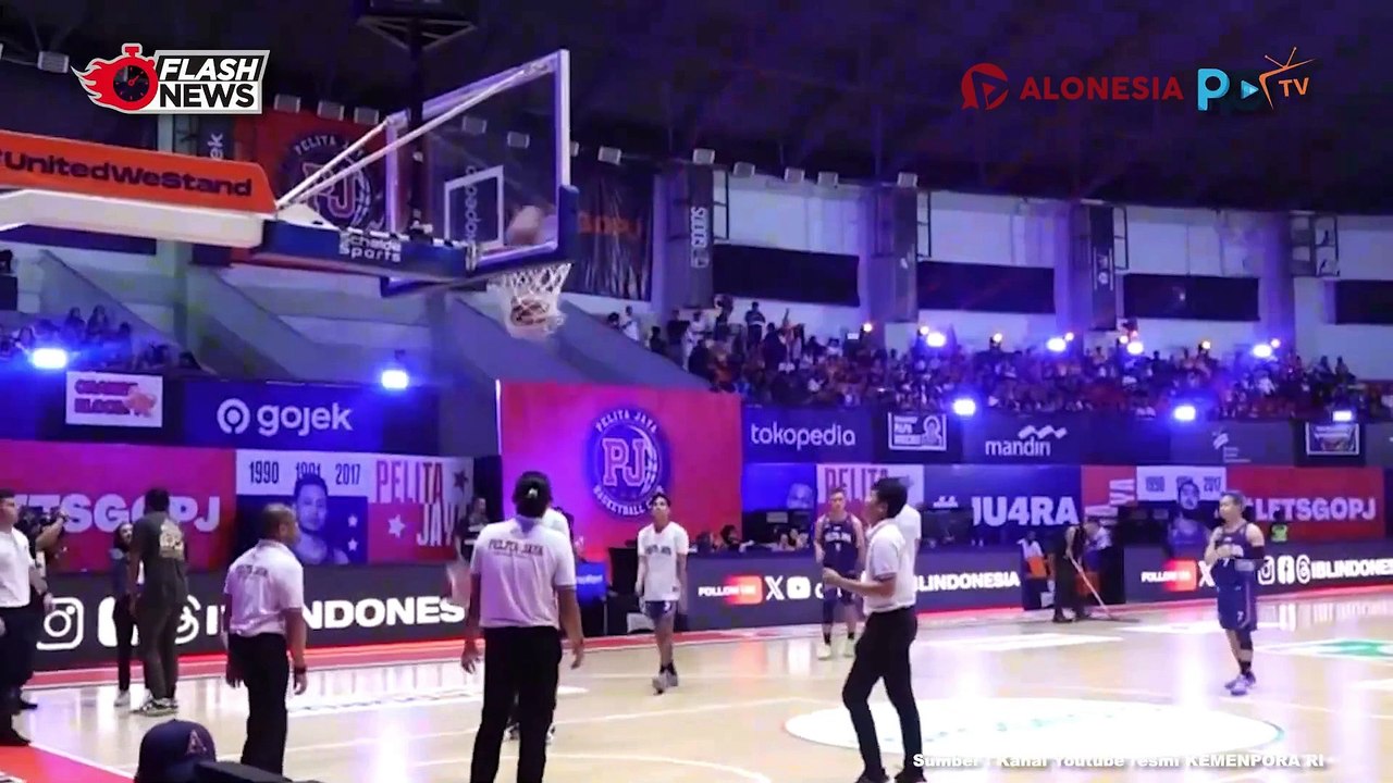 Menpora Dito Serahkan Piala IBL 2024 kepada Pelita Jaya Jakarta