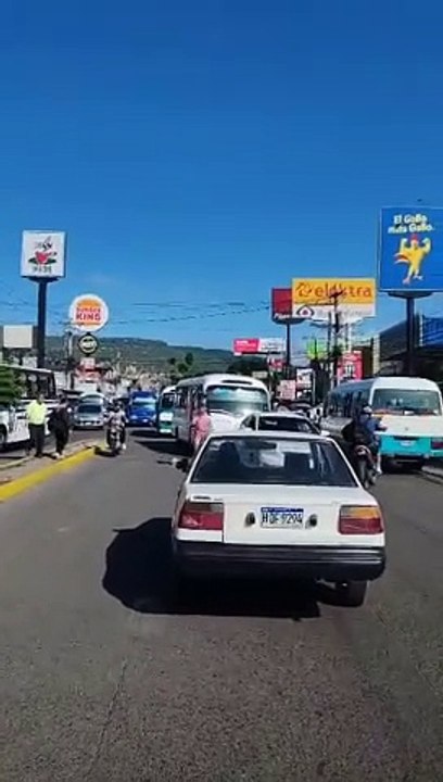 Buseros hondureños se van a contravía