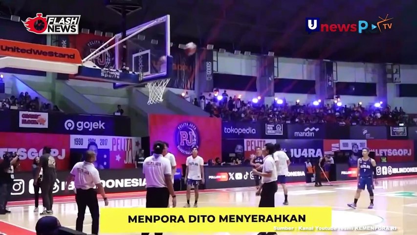 Menpora Dito Serahkan Piala IBL 2024 Kepada Pelita Jaya Jakarta