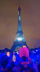 Je n’ai jamais vu Paris comme ça ! La ville rayonne ! Les gens dans la rue sont ultra bonne ambiance, les flics font des vannes quand tu passes à côté d’eux.