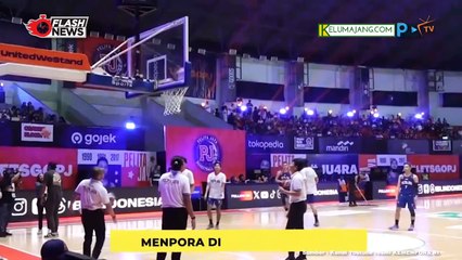 Menpora Dito Serahkan Piala IBL 2024 Kepala Pelita Jaya Jakarta