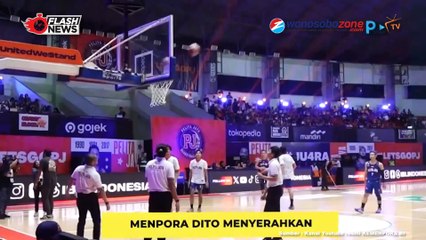 Menpora Dito Serahkan Piala Juara IBL 2024 kepada Pelita Jaya Jakarta