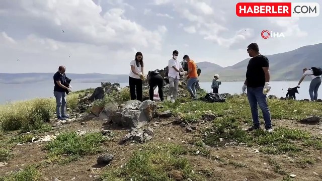 Taşlıçay Balık Gölü adasında kuşlar için temizlik seferberliği
