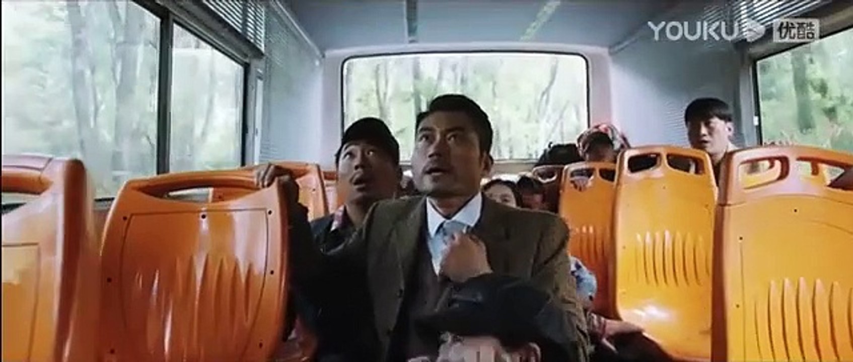 Ancient creatures are resurrected, and the boy witnesses the battle of dinosaurs and snakes!