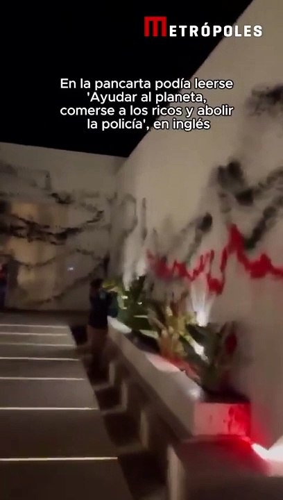 Des militants du collectif « Futuro Vegetal » ont aspergé de peinture noire et rouge la façade d’une luxueuse villa appartenant à la star du football Lionel Messi sur l’île espagnole d’Ibiza