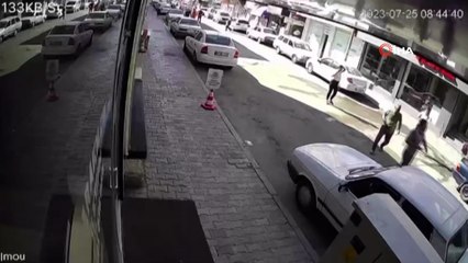 Adana'da deprem anı kamerada: Panikle kaçtılar