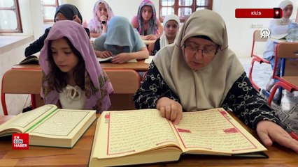 Kilis'te torunuyla katıldığı kursta 70 yaşında Kur'an okumayı öğrendi