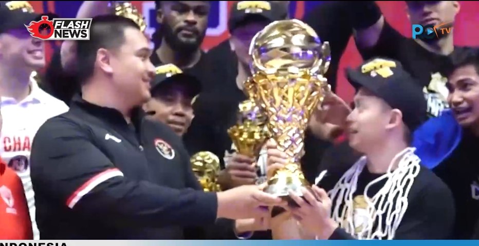 Menpora Dito Serahkan Piala IBL 2024 Kepada Pelita Jaya Jakarta