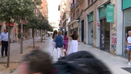 El incómodo tropiezo de doña Sofía en plena calle del que Letizia y sus nietas no la han logrado salvar