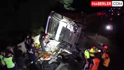 Düzce'de TIR Otomobilin Üzerine Devrildi