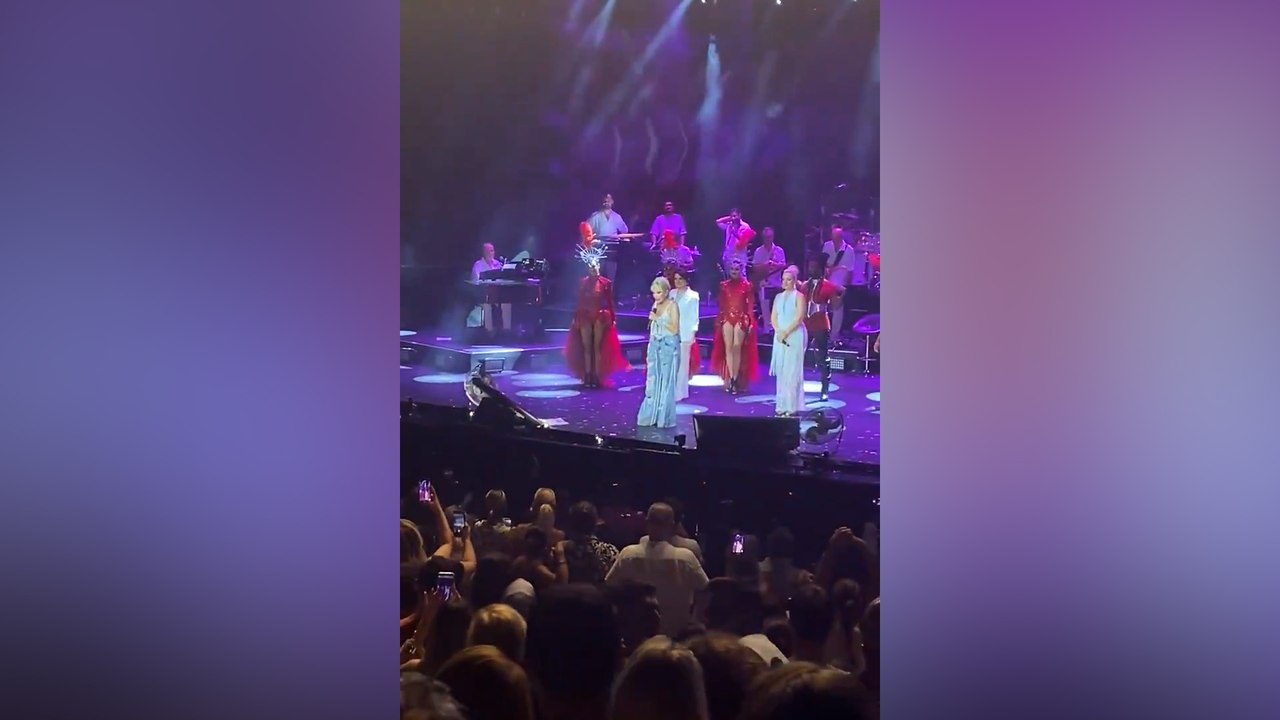 Ajda Pekkan şarkısı bitmeden protokolden ayrılan kişilere tepki gösterdi