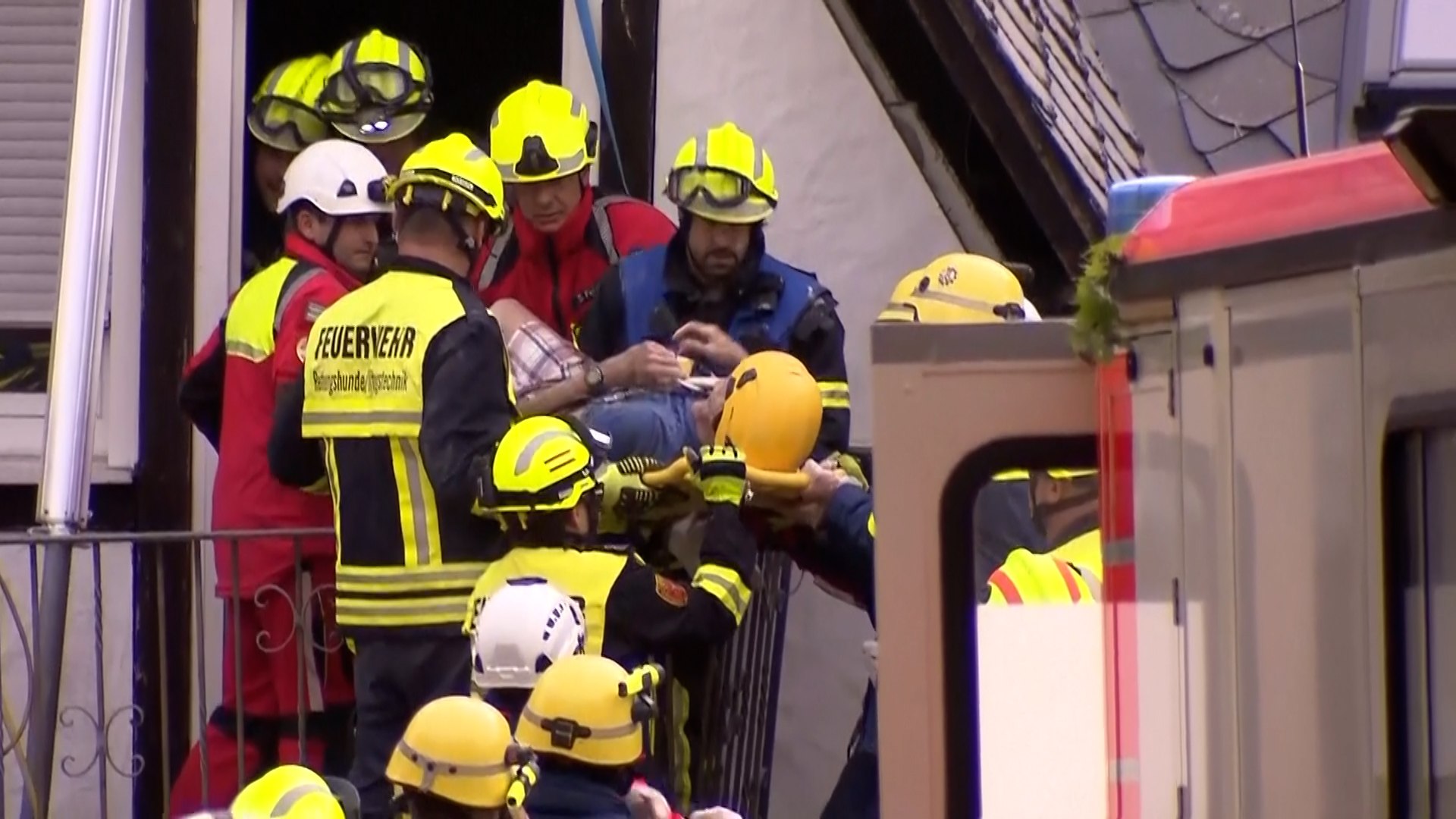 Al menos un muerto y nueve personas atrapadas tras el derrumbe de un hotel en Alemania