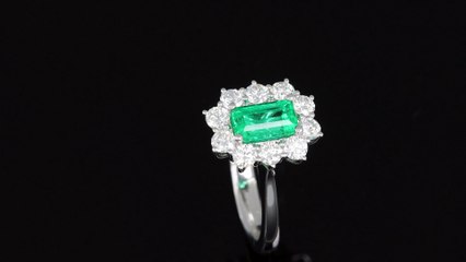 Anello con smeraldo colombiano taglio ottagonale della collezione Prestige realizzato dalla Gioielleria Casavola di Noci